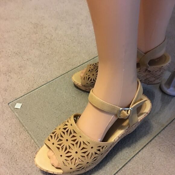 Via Veneto Size 8 Beige Wedges - Picture 11 of 15